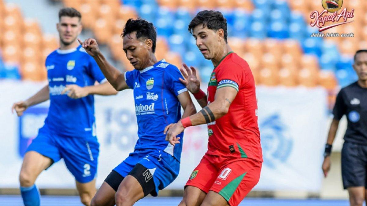 Cuplikan pertandingan Persib Bandung kontra Persebaya Surabaya di pekan ke-8 Liga 1 2024/2025  di Stadion Si Jalak Harupat, Bandung, Jumat (18/10/2024).