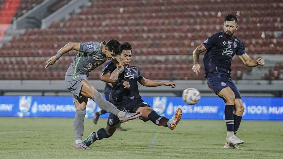 Cuplikan pertandingan antara Arema FC kontra Persebaya Surabaya di gelaran Liga 1 2023/2024, Rabu (27/3/2024).
