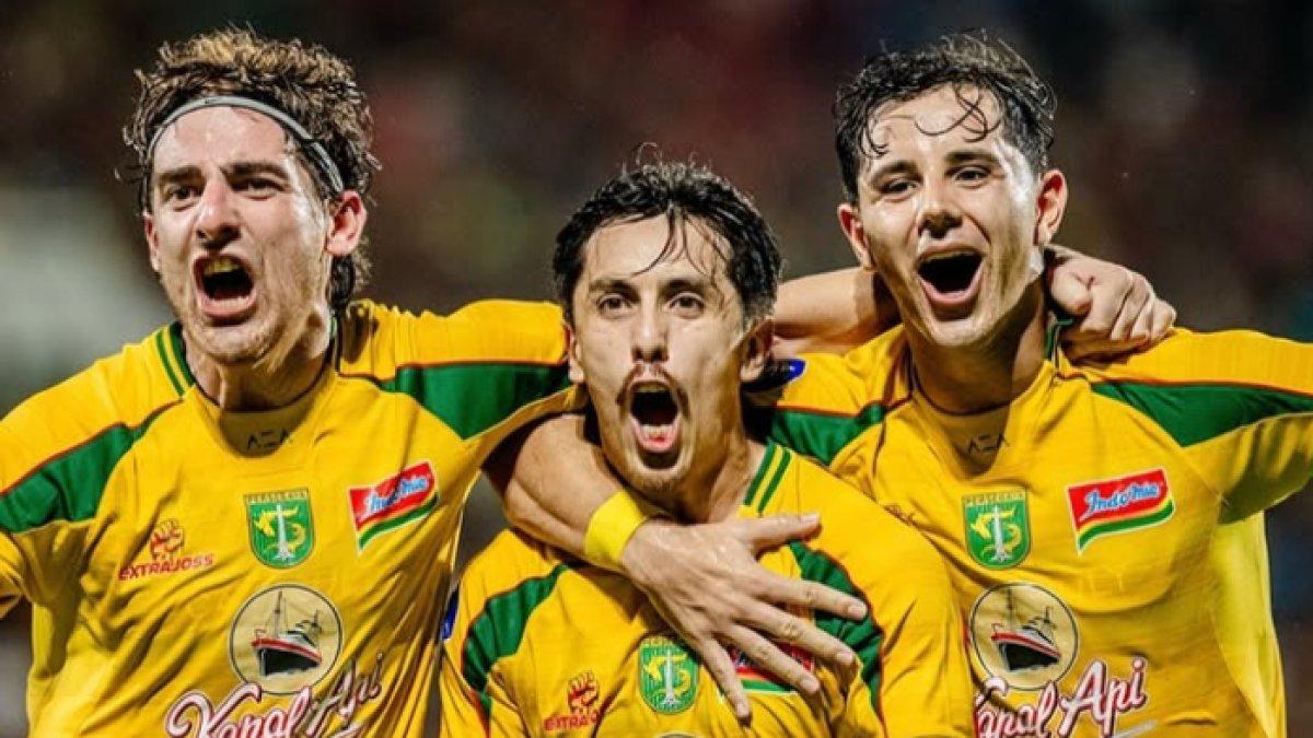 SELEBRASI PEMAIN PERSEBAYA SURABAYA - Potret selebrasi Dejan Tumbas, Francisco Rivera dan Bruno Moreira sesaat setelah Bajul Ijo cetak gol ke gawang tuan rumah PSM Makassar di Stadion BJ Habibie, Pare-pare, Jumat (7/3/2025).