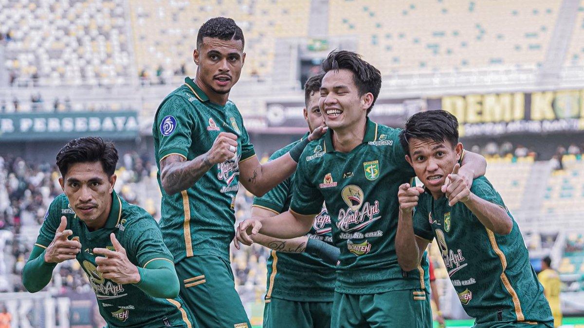 Skuad Persebaya Surabaya saat lakukan selebrasi di gelaran Liga 1 2023/2024.