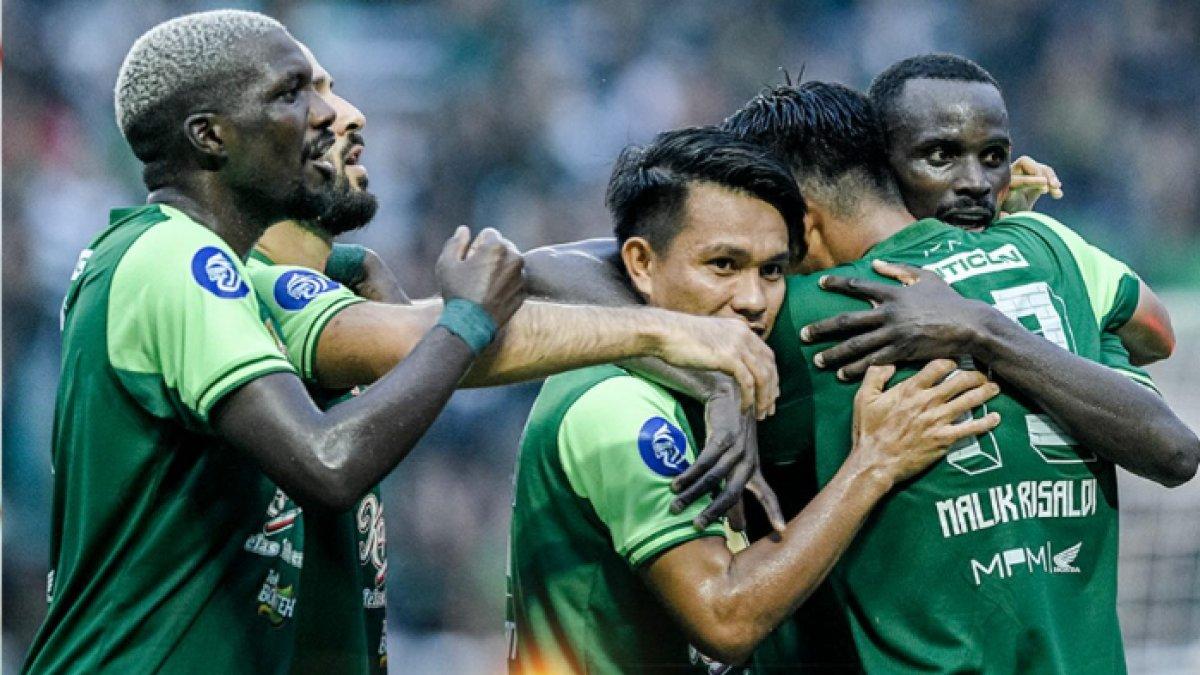Selebrasi gol skuad Persebaya Surabaya di gelaran Liga 1 2024/2025.