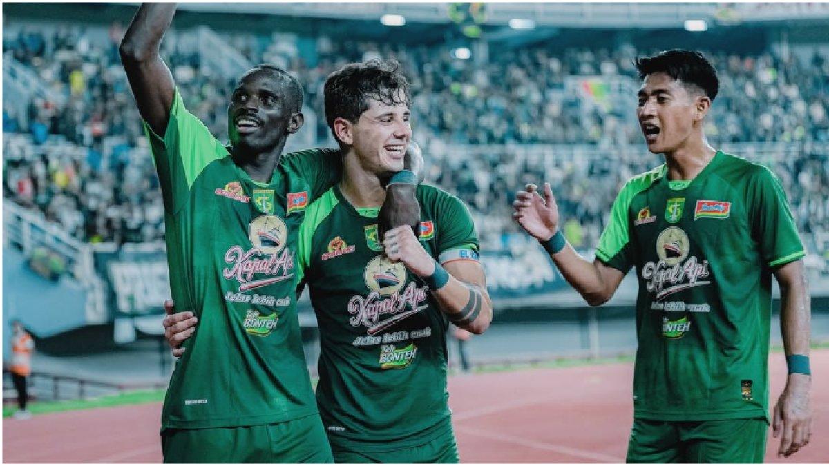 RUMOR TRANSFER PERSEBAYA SURABAYA - Selebrasi skuad Persebaya Surabaya pada gelaran Liga 1 musim 2025/2026.