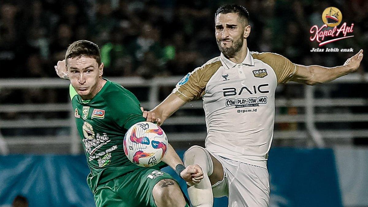 Cuplikan laga Persebaya Surabaya Vs Dewa United duel Slavko Damjanovic (kiri) dan Angelo Meneses (kanan) pada pekan ketujuh Liga 1 2024/2025 di Stadion Gelora Bung Tomo, Jumat (27/9/2024).