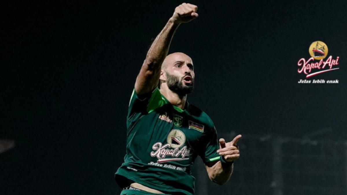 Selebrasi gol pemain Persebaya Surabaya, Mohammed Rashid setelah catatkan brace ke gawang Madura United dalam pekan ke-12 Liga 1 2024/2025, Senin (2/12/2024).