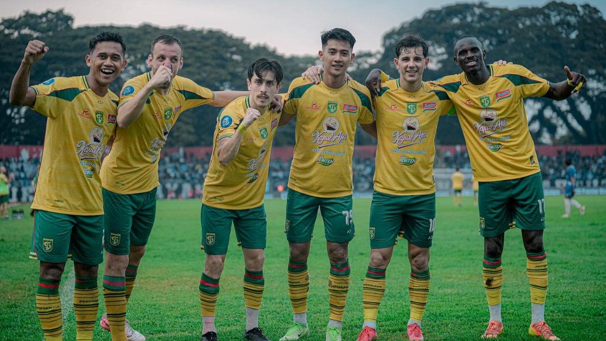 BURSA TRANSFER PERSEBAYA SURABAYA - Flavio Silva (paling kanna) bersama rekan-rekannya ketika membela Persebaya Surabaya di musim 2024/2025. Persebaya Surabaya kabarnya ingin lepas Flavio Silva dan tengah dikaitkan dengan striker grade A di bursa transfer awal musim 2025/2026.