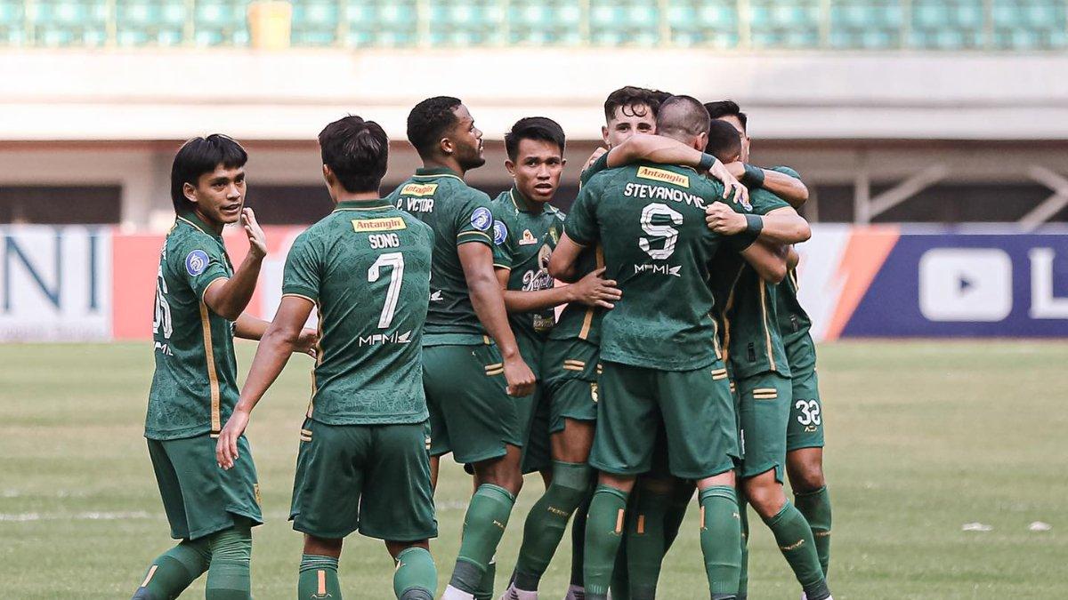 Aksi selebrasi para pemain Persebaya Surabaya saat melawan Bhayangkara FC di pekan ketujuh Liga 1 2023.