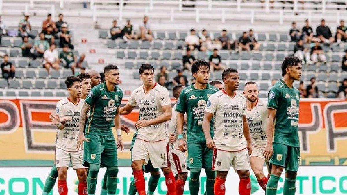Suasana pertandingan antara Persebaya Surabaya vs Bali United pada laga pekan ke-33 Liga 1 2023/2024 di Stadion Gelora Bung Tomo, Surabaya, Rabu (24/4/2024).