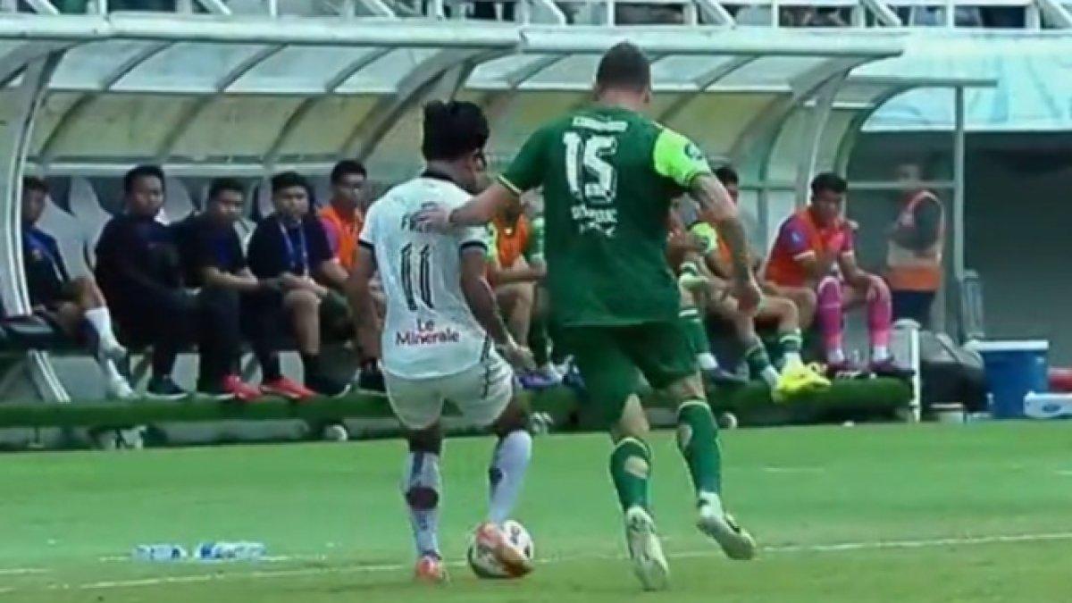 Cuplikan laga Persebaya Surabaya vs Persija Jakarta dalam lanjutan pekan ke-11 Liga 1 2024/2025 di Stadion Gelora Bung Tomo, Surabaya, Jawa Timur pada Jumat (22/11/2024).