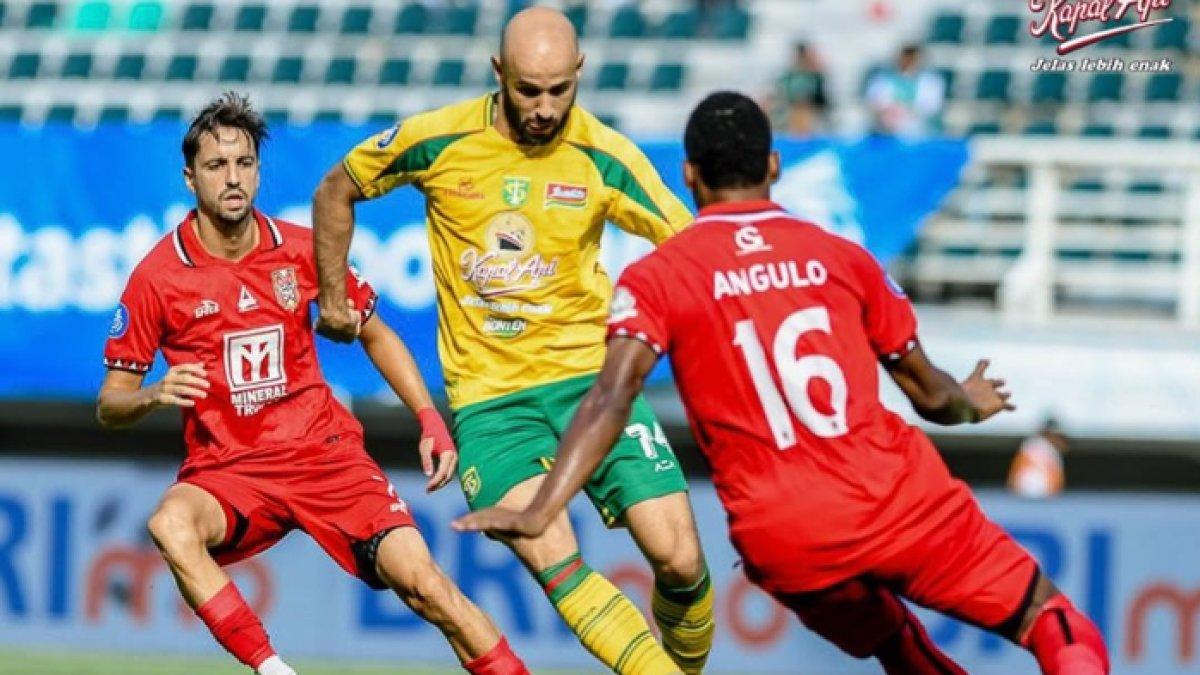 Cuplikan laga Persebaya Surabaya melawan Malut United di pekan ke-19 Liga 1 2024, Jumat (17/1).