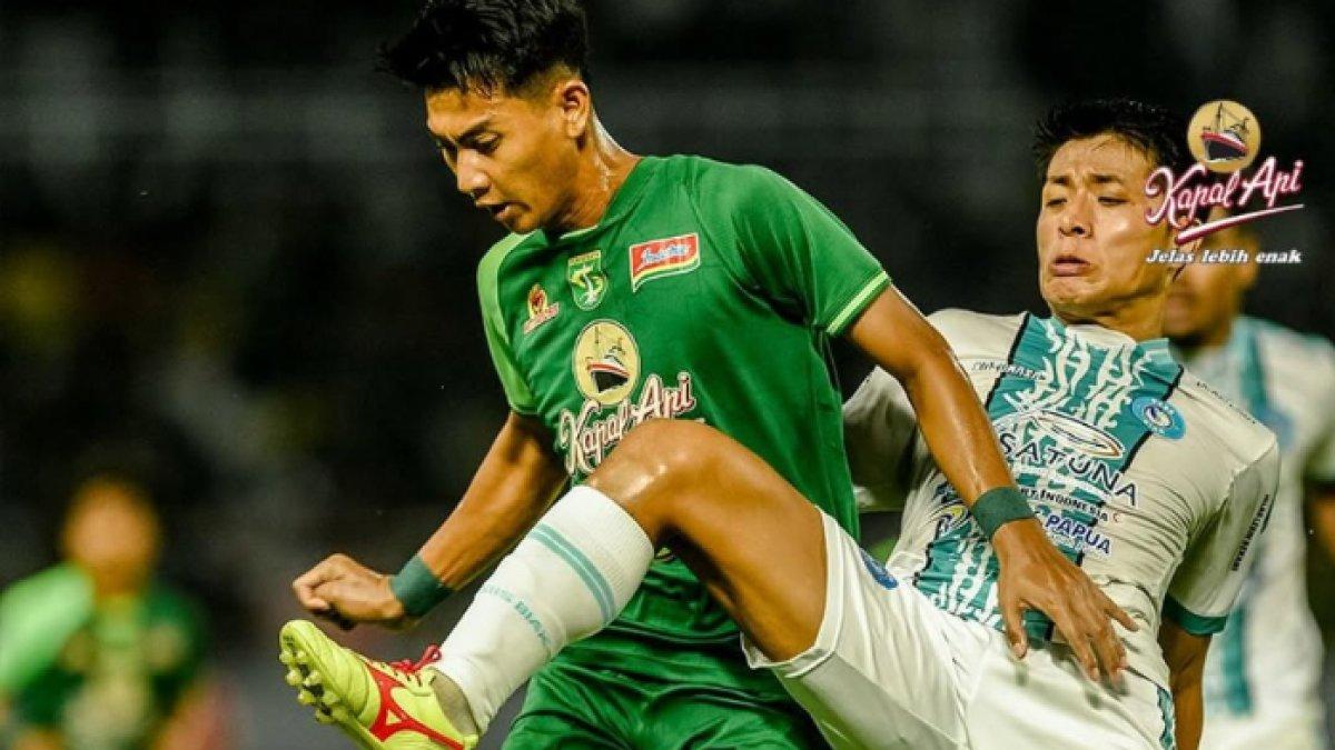 DUEL SENGIT - Aksi pemain Persebaya Surabaya dan PSBS Biak yang berduel sengit di pekan ke-23 Liga 1 2024, Sabtu (15/2) malam pukul 19.00 WIB.