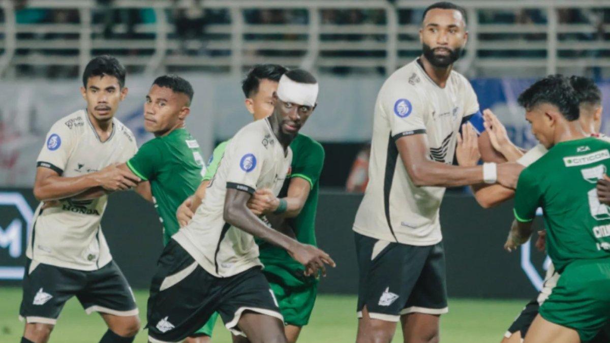Potret jalannya laga Persebaya Surabaya kontra PSM Makassar saat Bajul Ijo dalam tekanan Juku Eja melalui situasi set piece di Stadion Gelora Bung Tomo (SUGBT), Rabu (23/10/2024).