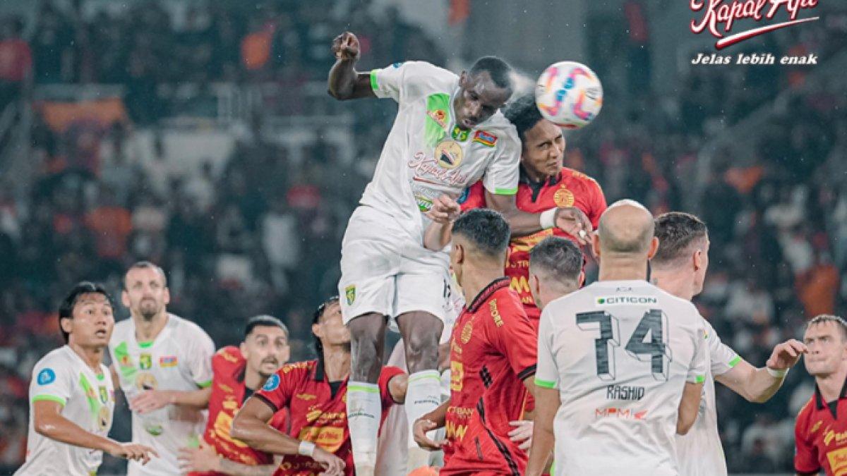 PERSIJA JAKARTA DAN PERSEBAYA SURABAYA - Cuplikan duel panas di laga Persija Jakarta kontra Persebaya Surabaya di Stadion Utama Gelora Bung Karno (SUGBK), Sabtu (12/4/2025).