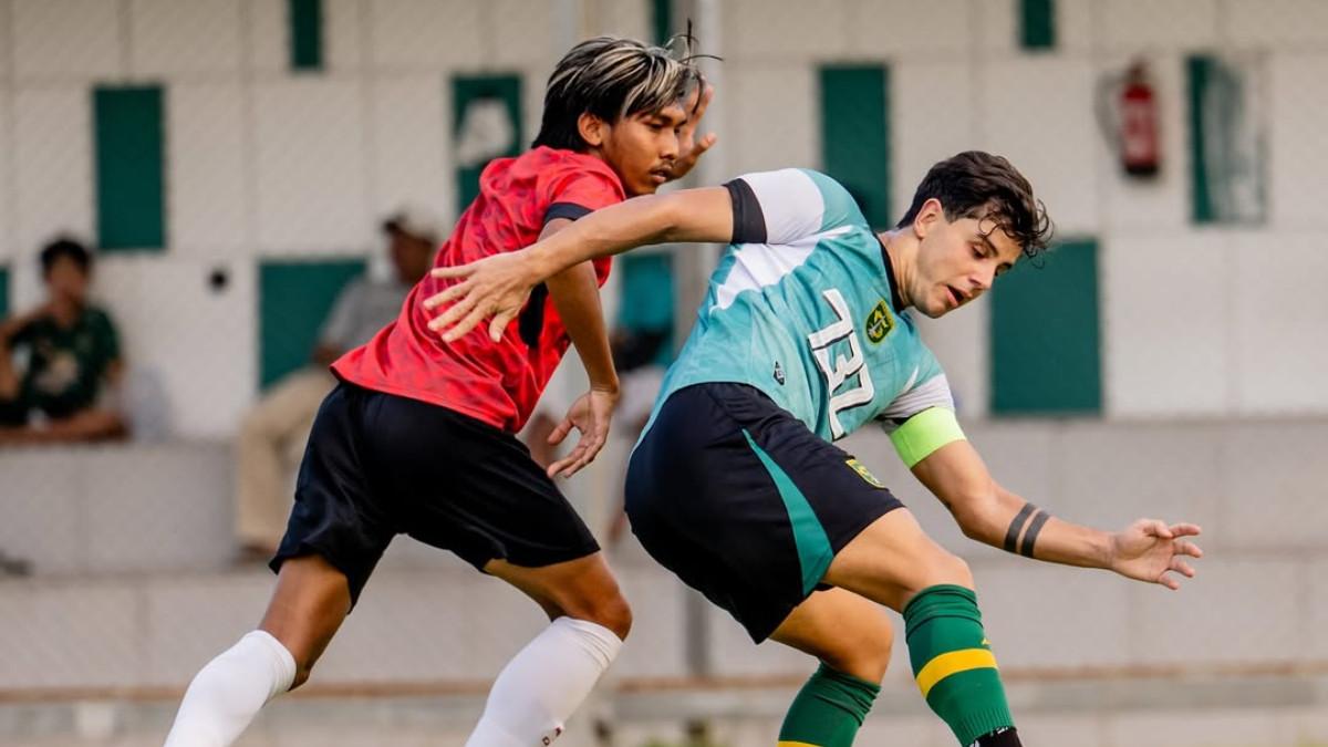 POTRET SESI LATIHAN BERSAMA - Laga uji coba Persebaya Surabaya kontra Persik Kediri di Lapangan ABC, Kompleks Gelora Bung Tomo (GBT), 16 Juli 2025.