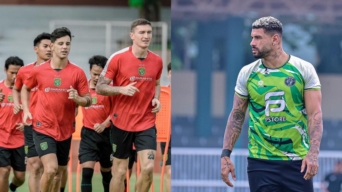 Para pemain Persebaya Surabaya (kiri) dan bek Bekasi City FC, Renan Alves (kanan).