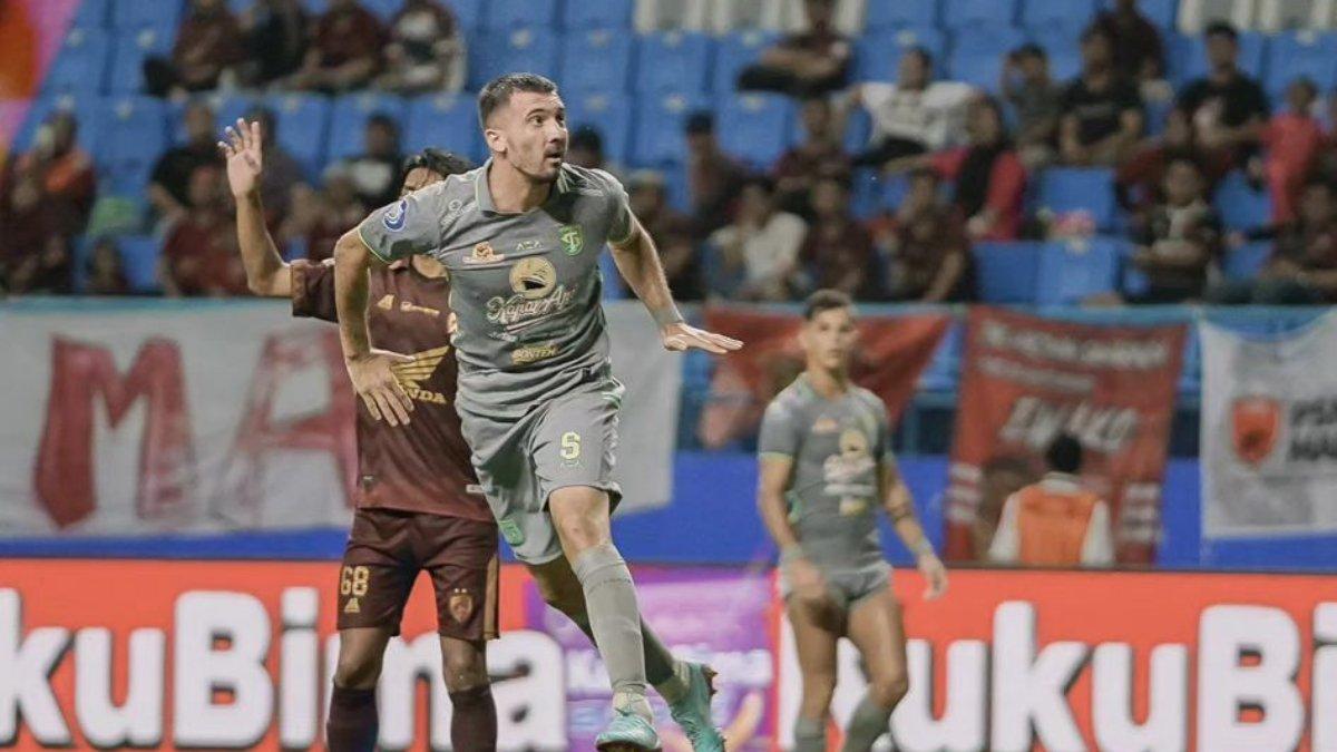 Cuplikan laga PSM Makassar kontra Persebaya Surabaya.