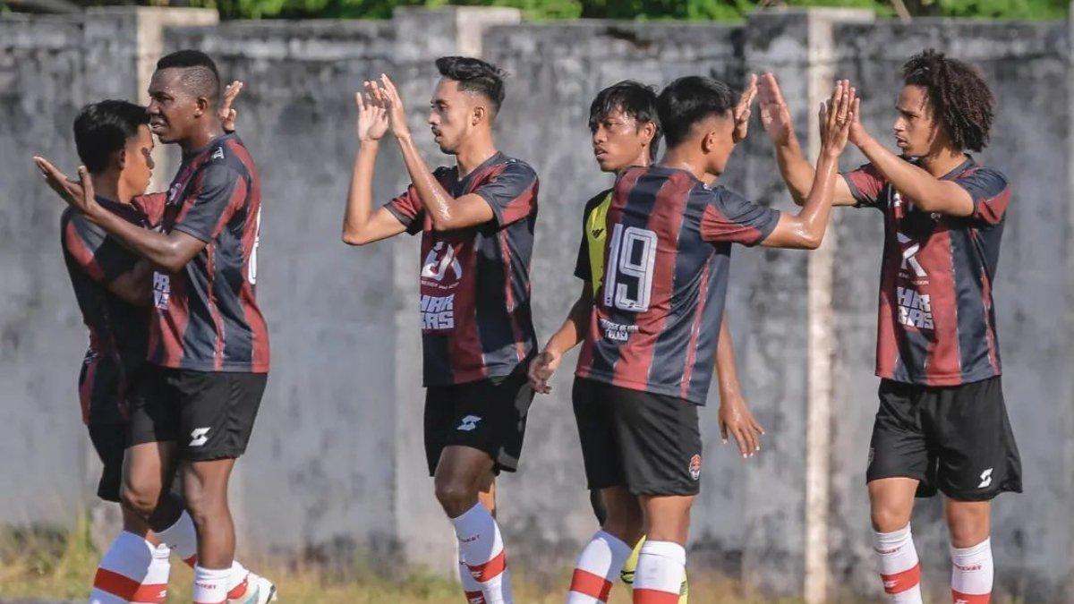 Skuad Persekat tegal saat melakukan selebrasi gol dalam laga uji coba kontra PON Jatim 14 Agustus 2024.