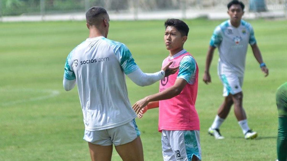 Ketegangan terjadi antara dua pemain Persib Bandung Alberto Rodriguez dan Ferdiansyah (pink) dalam sesi latihan tim pada Selasa (13/2/2024) di Stadion Persib, Sidolig, Bandung.