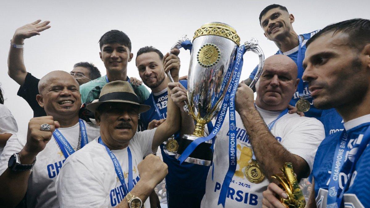 RUMOR TRANSFER PERSIB BANDUNG - Momen perayaan juara Persib Bandung di Liga 1 2024/2025,