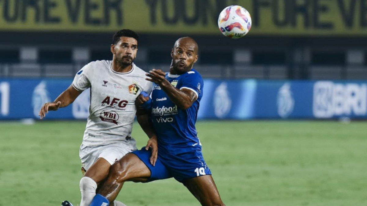 AKSI LAGA - Duel Brendon Lucas (kiri) dengan David da Silva (kanan) di laga Persib Bandung kontra Persik Kediri di pekan ke-26 Liga 1 2024, Rabu (5/3).