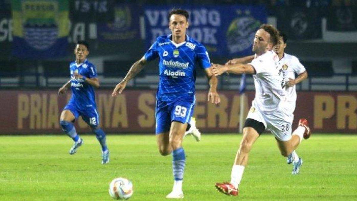 Gelandang Persib Bandung, Stefano Beltrame, menggiring bola saat diganggu pemain Persik Kediri, Ze Valente, pada laga di pekan ke-22 Liga 1 2023/2024 di Stadion Gelora Bandung Lautan Api, Bandung, Minggu (10/12/2023) malam. Persib kalah 0-2.
