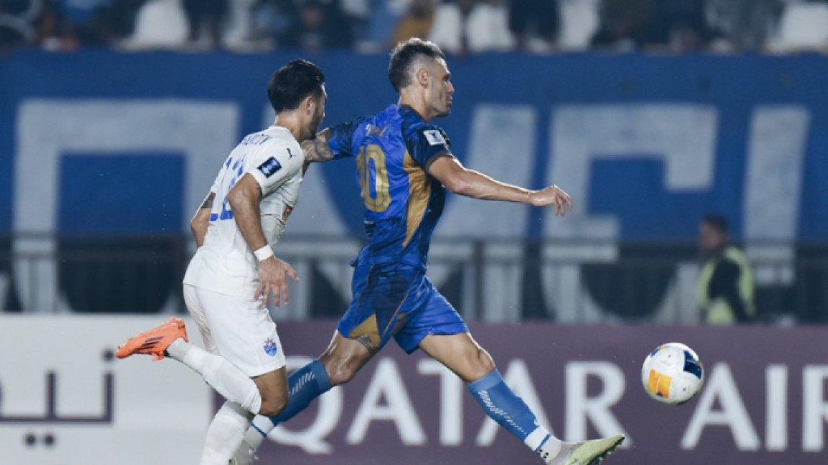 Cuplikan duel gelandang Persib Bandung, Tyronne del Pino saat melakukan duel dengan bek Lion City Sailors di Stadion Si Jalak Harupat, Kamis (24/10/2024).