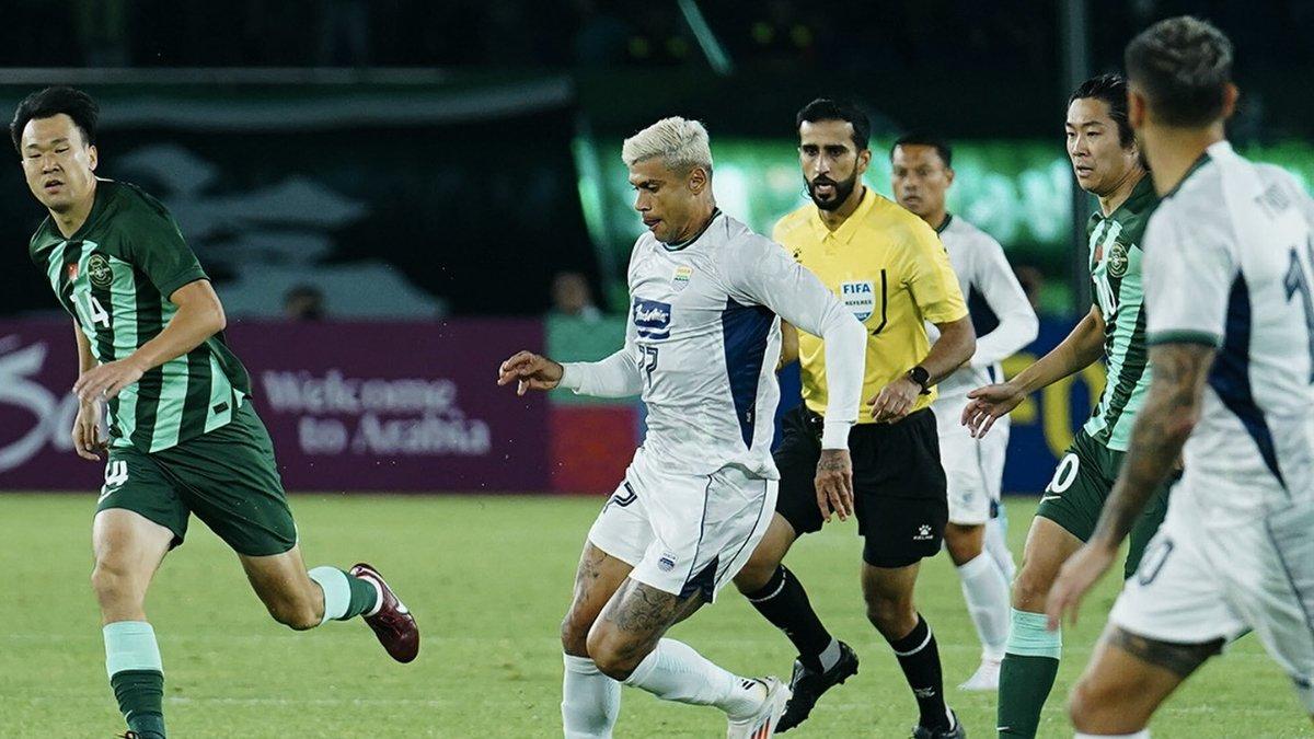 Cuplikan pertandingan saat winger Persib Bandung, Ciro Alves coba kelabuhi pemain Zhejiang FC, Kamis (3/10/2024).