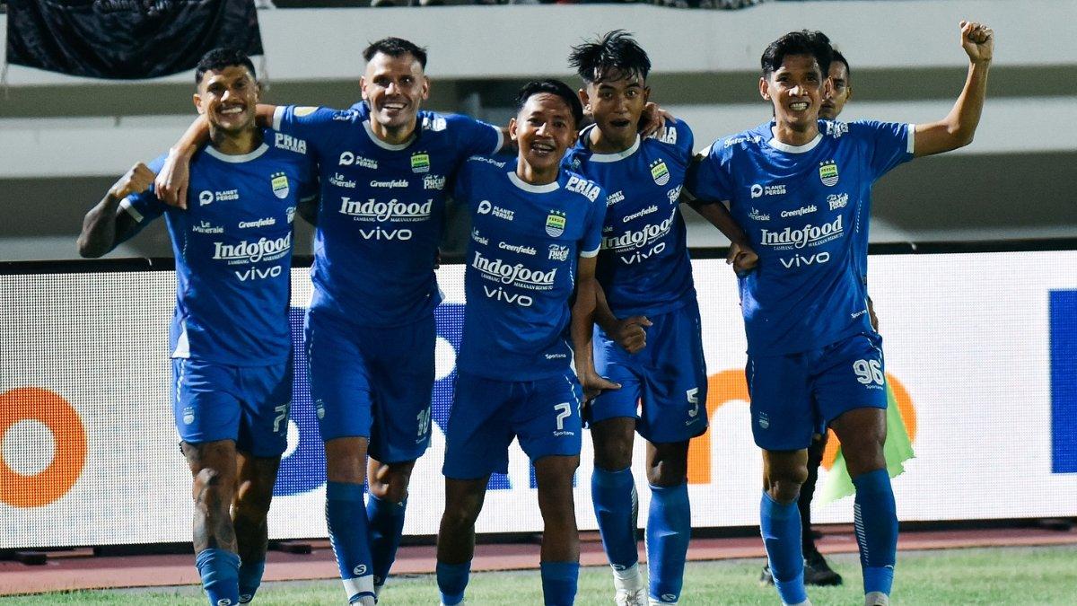 RUMOR TRANSFER PERSIB BANDUNG - Tyronne del Pino (dua dari kiri) bersama rekan-rekannya di Persib Bandung pada gelaran Liga 1 2024/2025. Persib Bandung dikaitkan dengan playmaker asing asal Argentina setelah Tyronne del Pino dikabarkan merapat ke Malut United.
