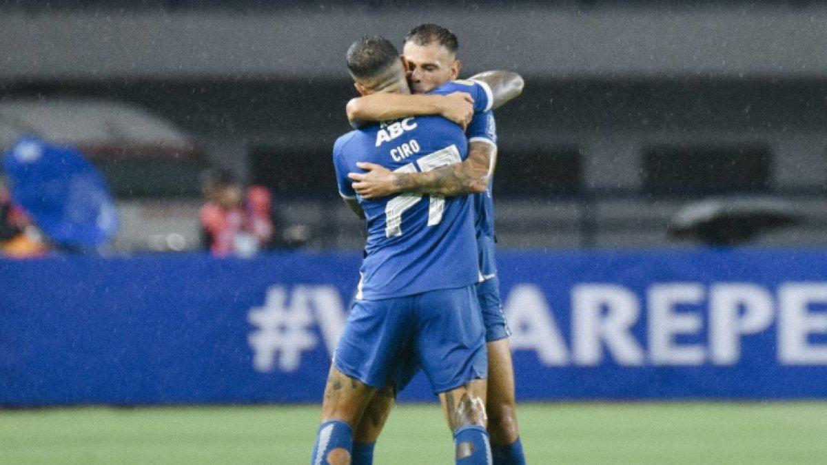 Aksi selebrasi Ciro Alves dan Tyronne del Pino saat Persib Bandung mencetak gol ke gawang Borneo FC di pekan ke-11 Liga 1 2024.