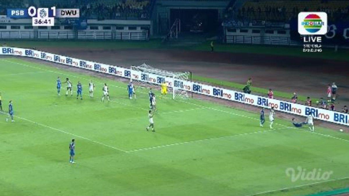 Cuplikan pertandingan Persib Bandung kontra Dewa United di Stadion Bandung Lautan Api (GBLA), Jumat (17/1/2025). BREAKING NEWS update Persib Bandung kontra Dewa United, mantan buat geregetan, pos krusial langsung kocar-kacir, skor 0-1.
