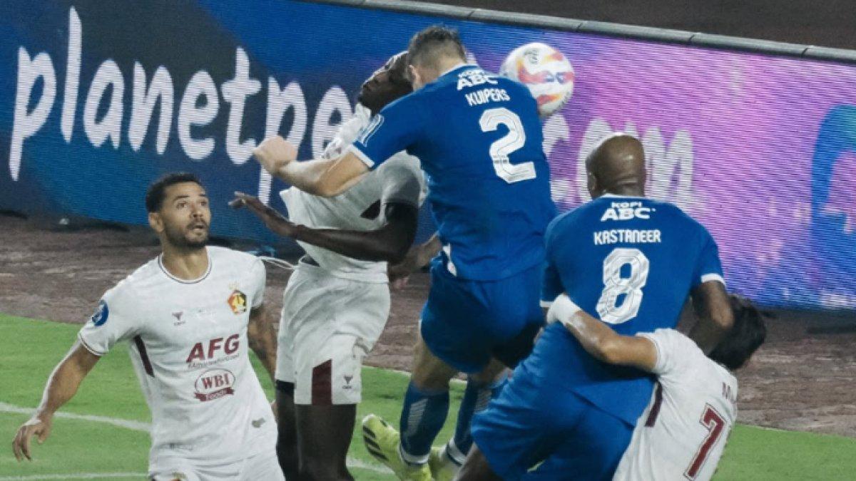AKSI LAGA - Cuplikan duel pemain Persib Bandung kontra Persik Kediri di pekan ke-26 Liga 1 2024, Rabu (5/3).