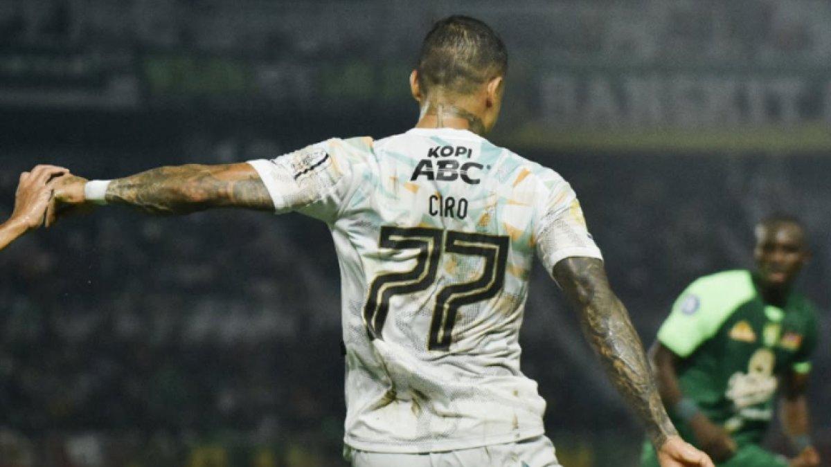 PERSEBAYA SURABAYA VS PERSIB BANDUNG - Potret aksi Ciro Alves di babak pertama pada laga Persebaya Surabaya kontra Persib Bandung di Stadion Gelora Bung Tomo (SUGBT), Surabaya, Jawa Timur, Sabtu (1/3/2025)