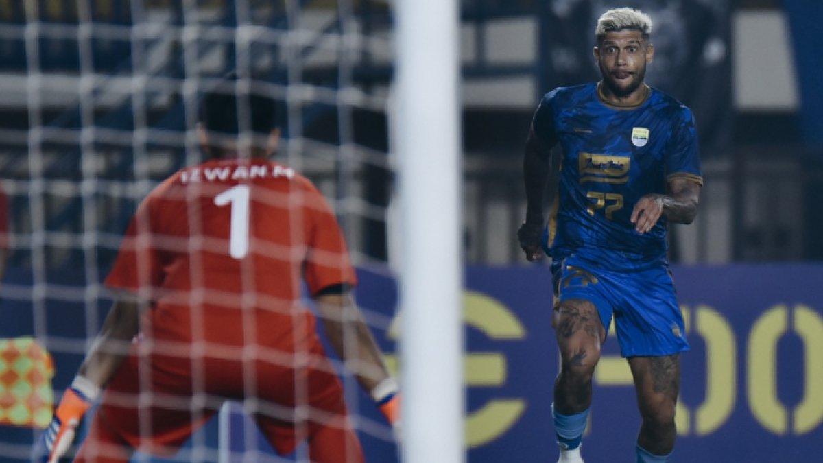 Cuplikan aksi winger Persib Bandung, Ciro Alves pada laga kontra Lion City Sailors di Stadion Si Jalak Harupat, Bandung, Kamis (24/10/2024).