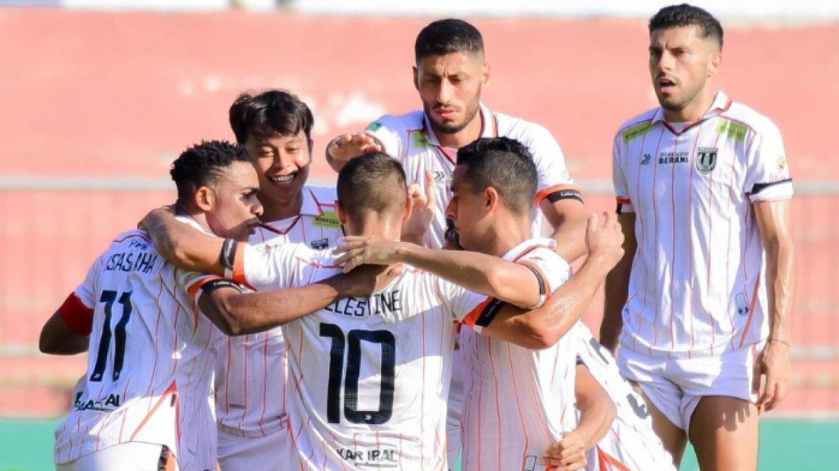 Selebrasi gol para penggawa Persibo Bojonegoro pada gelaran Liga 2 2024/2025.