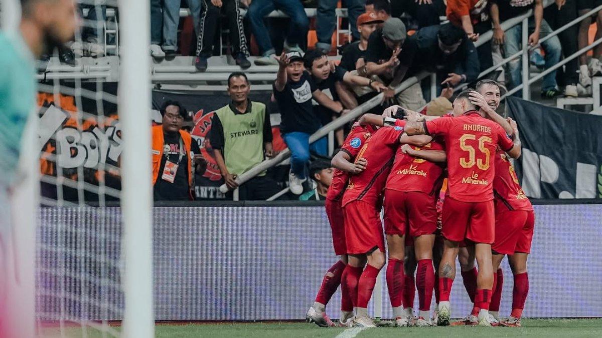 RUMOR TRANSFER PERSIJA JAKARTA - Potret selebrasi skuad Persija Jakarta pada gelaran Liga 1 2024/2025.