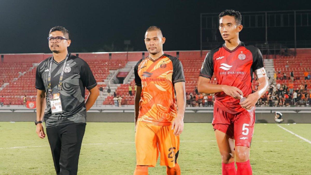 Kiper senior Persija Jakarta, Andritany (tengah).