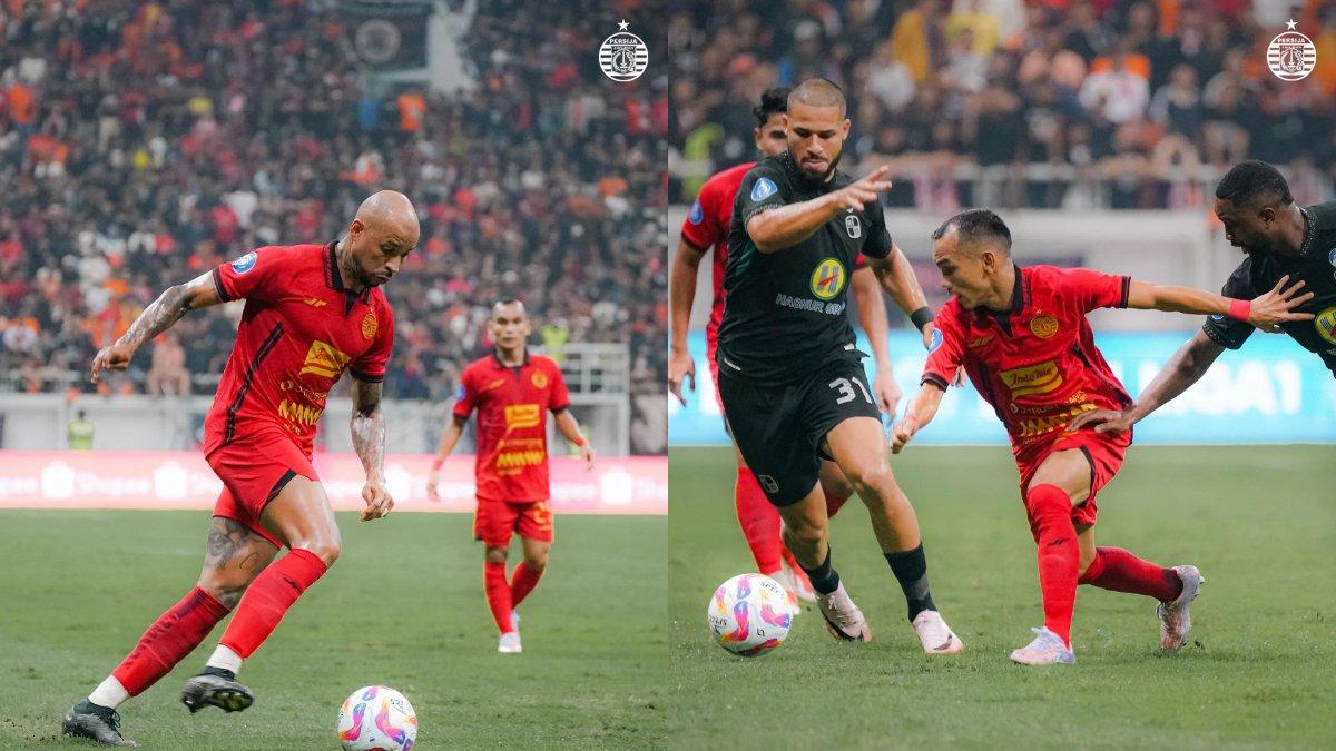 Momen Gustavo Almeida tengah menguasai bola di laga Persija Jakarta kontra Barito Putera (kiri) dan Riko Simanjuntak saat mencoba untuk melewati kawalan ketat 2 pemain Barito Putera (kanan) di Stadion Jakarta International Stadium (JIS), Sabtu (10/8/2024).