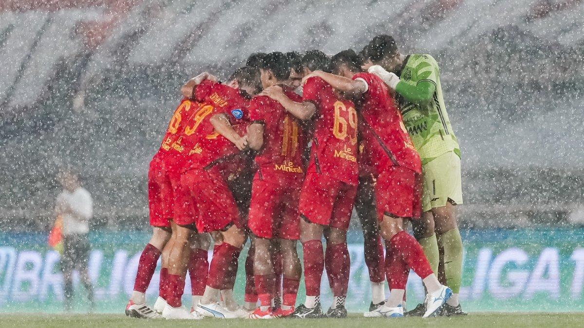 RUMOR TRANSFER PERSIJA JAKARTA - Para pemain Persija Jakarta melakukan tos sebelum menghadapi Semen Padang dalam lanjutan pekan ke-30 Liga 1 2024/2025 di Stadion Pakansari, Bogor, Jawa Barat, Minggu, 27 April 2025. Persija Jakarta berpotensi kehilangan satu pemainnya di akhir musim Liga 1 2024/2025.
