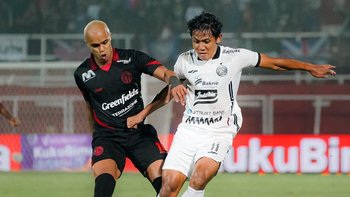POTRET LAGA LIGA 1 2024/2025 - Cuplikan pertandingan Persija Jakarta kontra Arema FC dalam lanjutan pekan ke-9 Liga 1 2024/2025 di Stadion Gelora Soepriadi, Blitar, 26 Oktober 2024.
