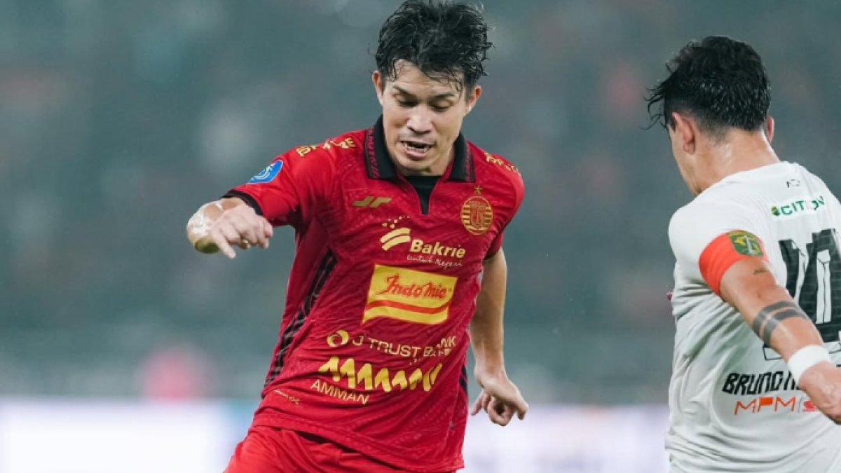 PERSIJA JAKARTA DAN PERSEBAYA SURABAYA - Cuplikan duel Ryo Matsumura dengan Bruno Moreira di laga Persija Jakarta kontra Persebaya Surabaya di Stadion Utama Gelora Bung Karno (SUGBK), Sabtu (12/4/2025). Nasib Ryo Matsumura masih mengambang di Persija Jakarta.