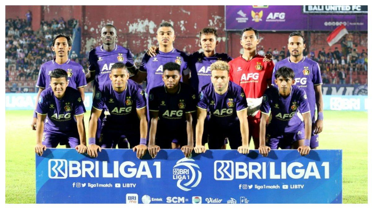 PERSIK KEDIRI - Pemain Persik Kediri foto bersama sebelum laga pekan ke-24 Liga 1 2023-2024 melawan Bali United yang berakhir dengan skor 1-0 di Stadion Brawijaya Kediri, Jawa Timur (5/2/2023) malam.