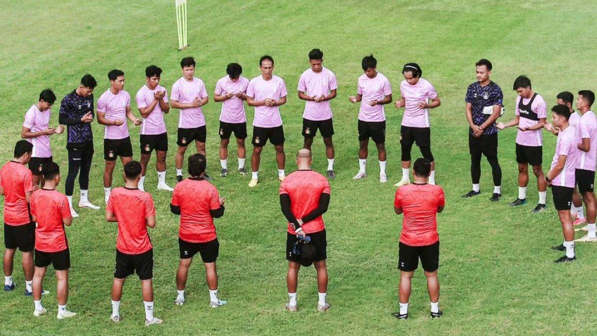 Potret skuad Persik Kediri yang sedang berlatih untuk mempersiapkan Liga 1 2024.