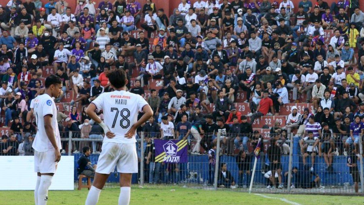 Pemain Persik Kediri saat menanti kelanjutan laga pekan ke-23 Liga 1 2023/2024 melawan PSM Makassar yang sempat dihentikan selama 76 menit karena perdebatan sundulan Yuran Fernandes yang berakhir dengan skor 1-1 di Stadion Brawijaya Kediri, Jawa Timur, Senin (18/12/2023) sore.