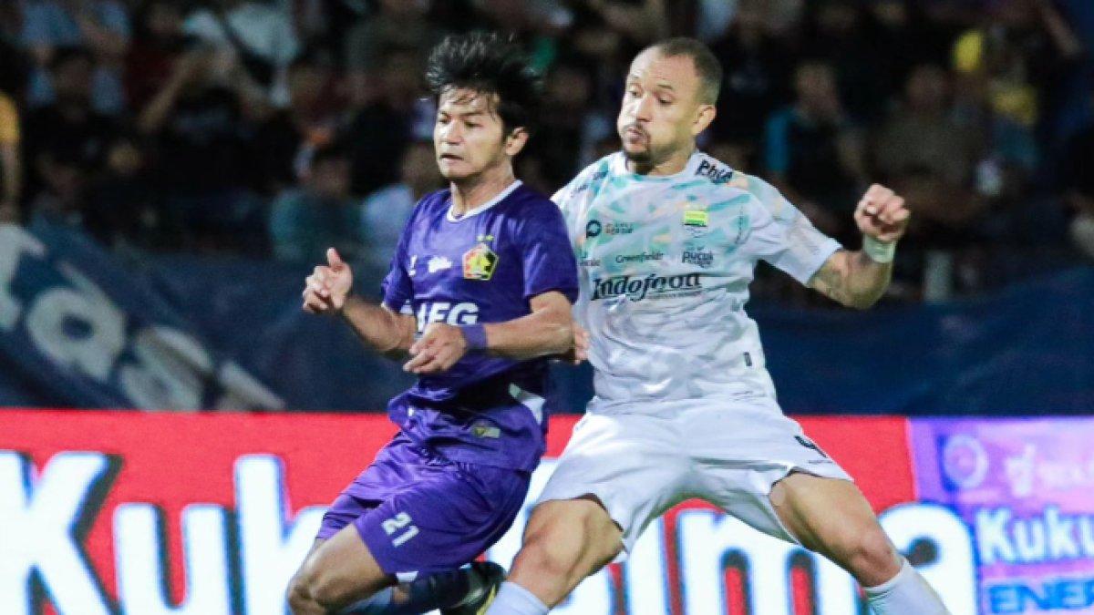 Potret aksi pertandingan antara Persik Kediri melawan Persib Bandung di pekan kesembilan Liga 1 2024, Senin (28/10).