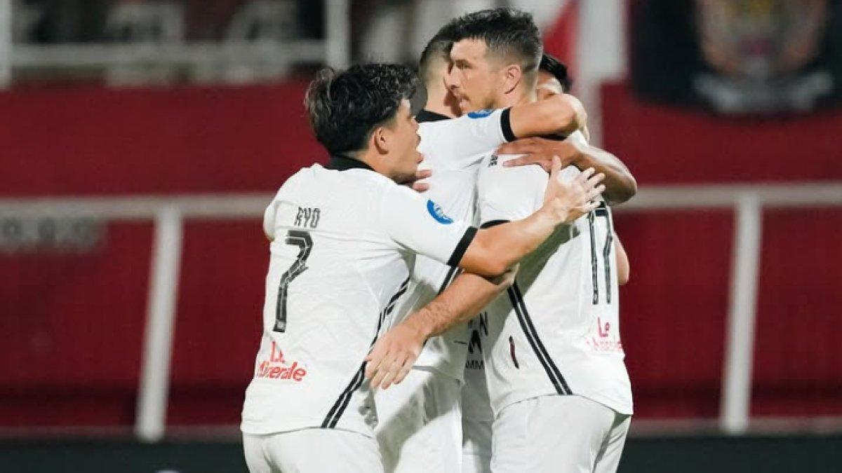 SELEBRASI GOL SKUAD PERSIJA JAKARTA - Cuplikan selebrasi pemain Persija Jakarta seusai catatkan gol ke jala Persik Kediri yang berlangsung di Stadion Stadion Soepriadi, Blitar, Sabtu (19/4/2025).