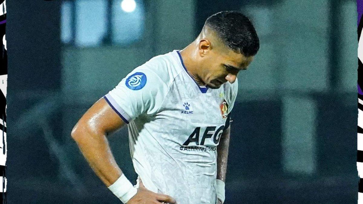Potret pemain Persik Kediri, Renan Silva saat kekalahan menyakitkan 0-7 dari Bhayangkara FC di pekan ke-31 Liga 1 2023, Selasa, 16 April 2024.