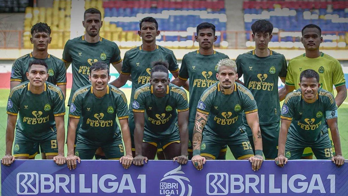 Skuad Persikabo 1973 pada gelaran Liga 1 2023/2024. Gerbang keluar Bumi Padjajaran pada paruh musim Liga 1 2023/2024, Persikabo 1973 pasok pemain untuk PSMS Medan dan Persela Lamongan, Kabo Mania cek.