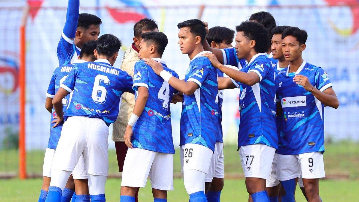 Potret skuad Persiku Kudus saat melakukan tos bersama jelang kick off di gelaran Liga 3 2023/2024.