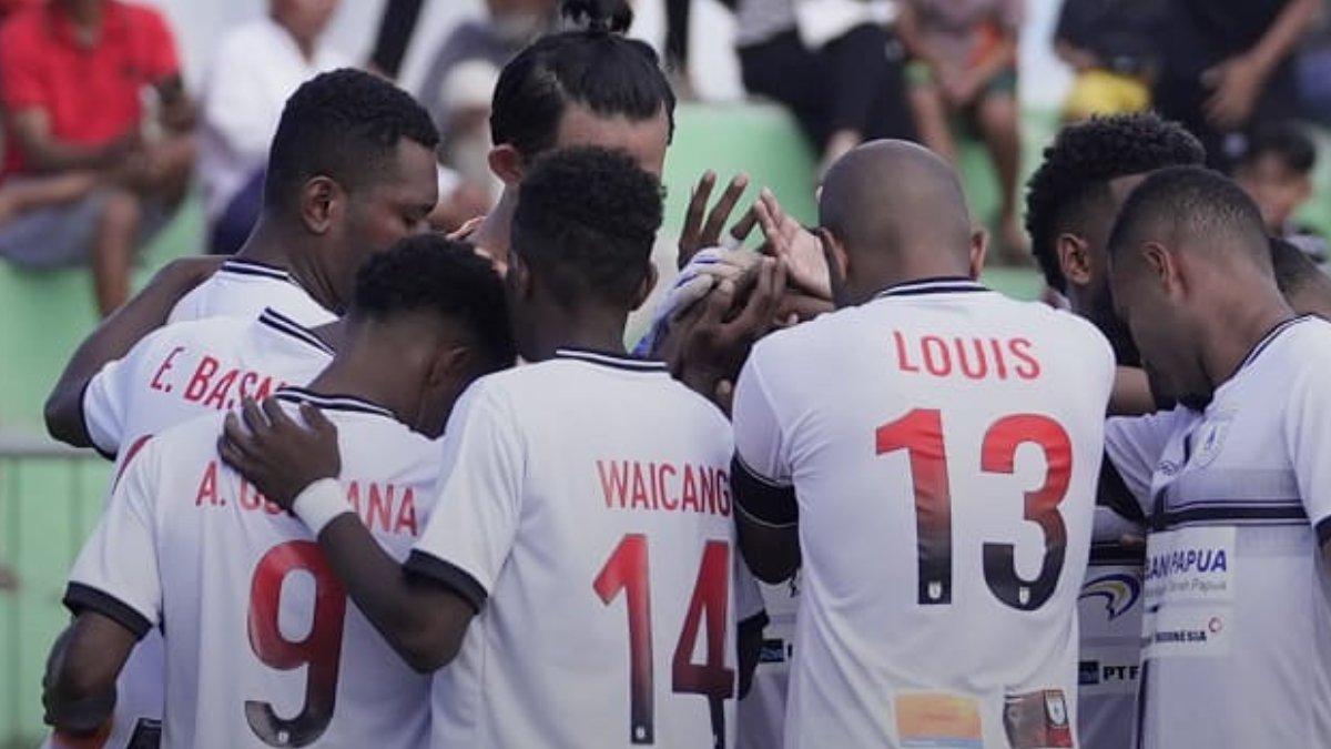 Skuad Persipura Jayapura di Liga 2 2024/2025 saat berhadapan dengan RANS Nusantara FC.