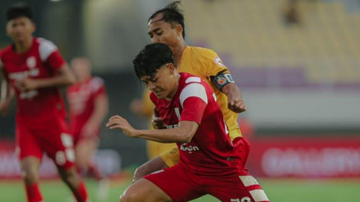 PERSIS SOLO VS SEMEN PADANG - Potret duel pemain Persis Solo Zanadin Faris dan kapten Semen Padang Rosad Setiawan di laga Persis Solo kontra Semen Padang, di Stadion Manahan, Solo, Jawa Tengah, Jumat (21/2/2025). Hasil Persis Solo kontra Semen Padang, counter cepat, gol epic dan kartu merah konyol hiasi laga, skor akhir 1-1.