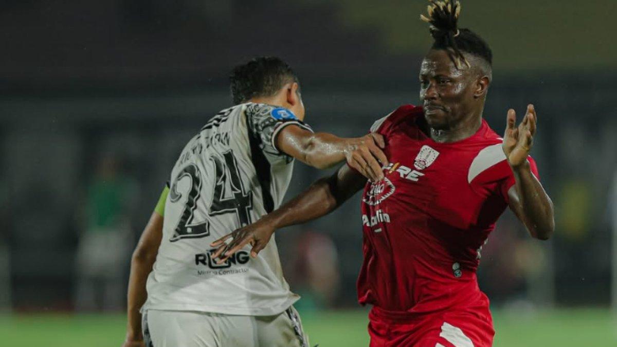 PERSIS SOLO VS BALI UNITED - Cuplikan duel Moussa Sidibe dengan Ricky Fajrin di laga Persis Solo kontra Bali United di pekan ke-26 Liga 1 2024 di Stadion Manahan, Solo, Jawa Tengah, Kamis (6/3/2025).
